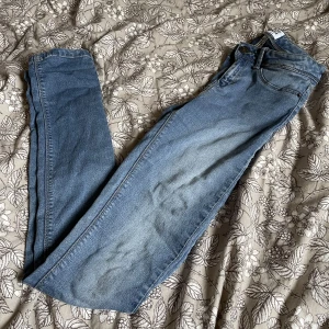 Lågmidjade jeans - Ett par blåa lågmidjade jeans från vero moda i storlek 34/xs💙 Väldigt mjuk och skönt material!