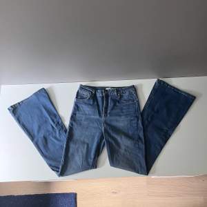 Flared jeans från NA-KD. Är aldrig använd och kommer inte till användning. Innerbenslängd: 82 cm. Midjemått: 40 cm rakt över, men de är lite stretchiga.