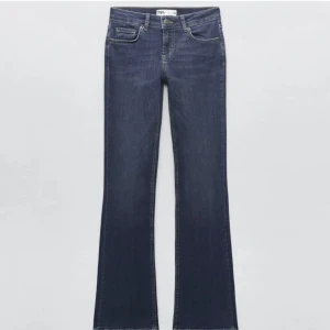 Zara lågmidjade jeans  - Säljer dessa as snygga lågmidjade jeans från zara! Nypris 400kr💕
