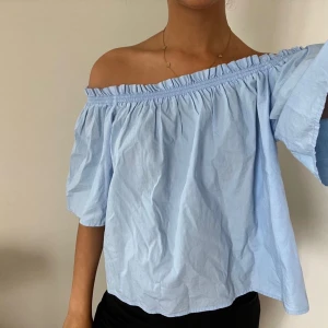 Underbar blus😍🫶💕 - Underbar blus😍🫶💕 passar till allt! Perfekt att både klä upp till fest eller klä ner till vardags!!! Aldrig använd! 