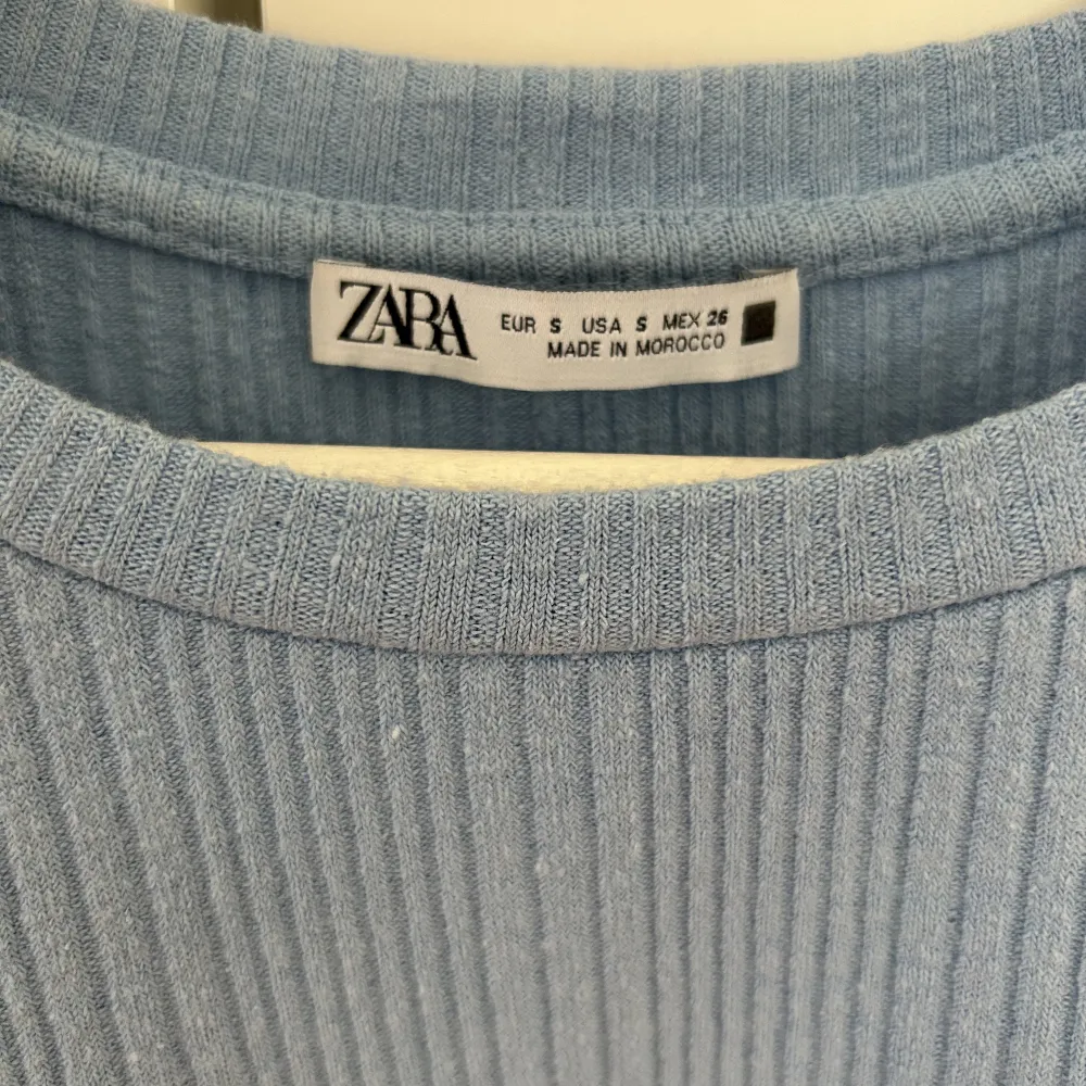 Säljer denna jättefina tröja från zara i stl S. Säljer då den inte kommer till användning längre. Använd några få gånger men inga täcken på användning. Säljer även likadan fast i svart.. T-shirts.