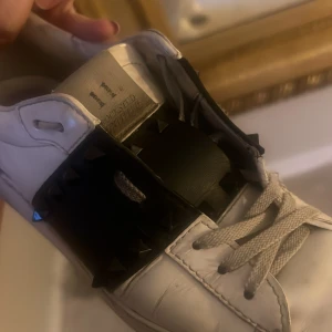 Valentino skor - Väldigt använda valentino skor med extra nitar. En nit saknas❤️‍🔥