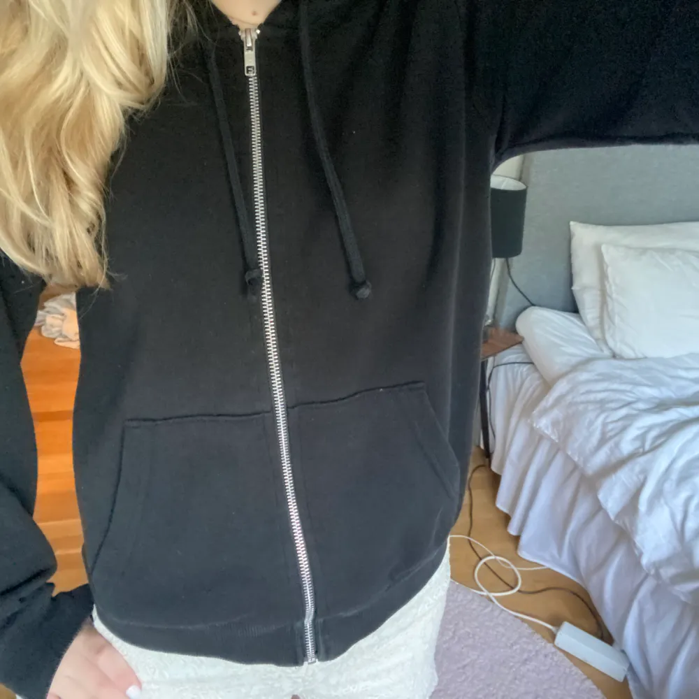 Svart zip up hoodie från h&m i divided❣️. Hoodies.