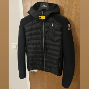 Para Jumper Dunjacka - Hej! Säljer min Para Jumper Dunjacka i storlek S som är köpt ifrån Careofcarl för cirka 6 månader sen, knappt använt så den är som ny. Ny pris ligger på 4 999 kr och säljs nu av mig för 1 999 kr. Skicka 9,5/10. Kvitto finns. Hör av er vid intresse!