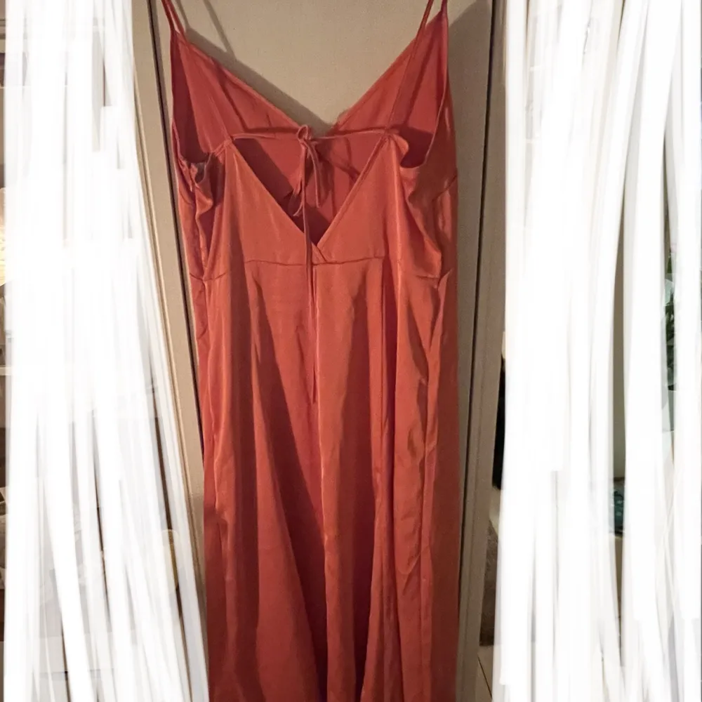 Orange/rosa/röd aktig klänning från HM. Använd 2 gånger. Super fin. . Klänningar.