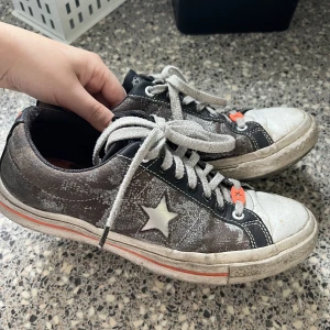 Sadboys - Sadboys x converse collab har ej andra snören elr box till och de är väl använda se bild 3 strl 43