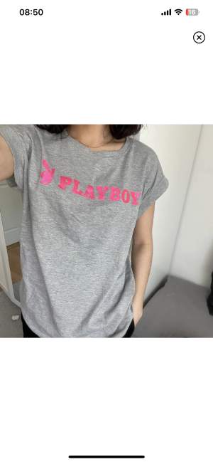 Supersnygg Playboy t-shirt. Texten är rosa och glittrig. Inga skador, nyskick.