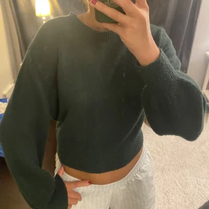 Stickad tröja  - Stickad grön tröja från other stories, använd men i bra skick! Säljer pga flytt så priset kan diskuteras vid snabb affär💚💚 (spegeln är smutsig, inte tröjan☺️)