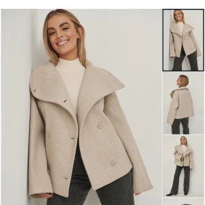 Kort kappa - Säljer denna populära kappa från Nakd, helt oanvänd med lappen kvar 🤍