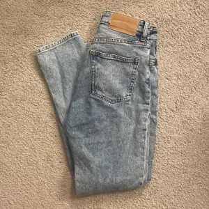 Superfina jeans från H&M i storlek 34 funkar som 36