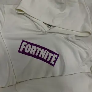 Vit hoodie m Fortnite-logga från Uniqlo. Gott skick. Storlek S men passar även större