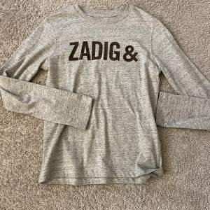 Säljer denna fina tröja från Zadig & voltaire💓 vet tyvärr inte vilken storlek men skulle säga att den passar xs/s💓fint skick och använd fåtal gånger💓 köpt för 650kr men säljer för 110 kr + frakt💓kontakta mig om ni trycker på köp nu! 