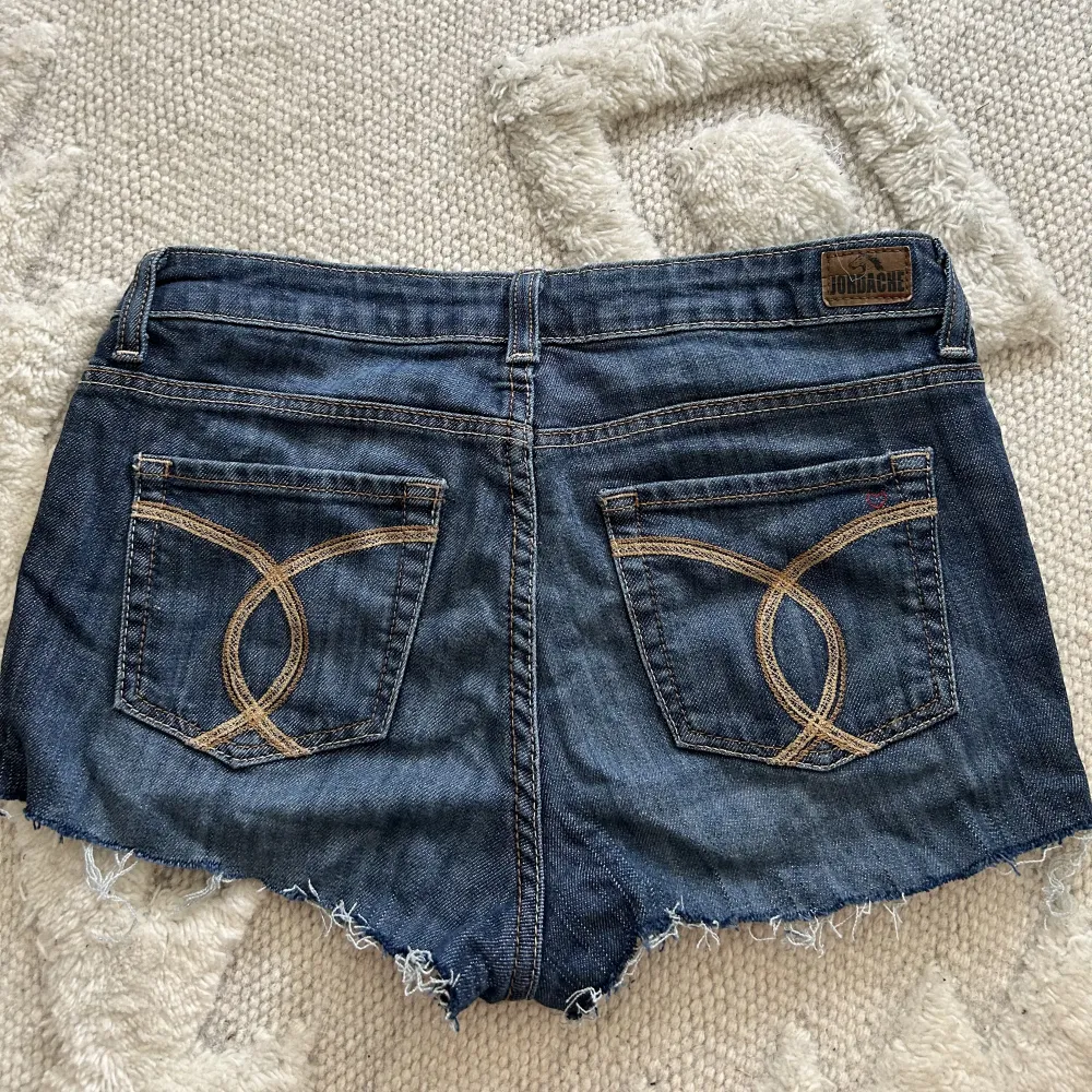 Lågmidjade jeansshorts med detaljer på fickorna💓. Shorts.