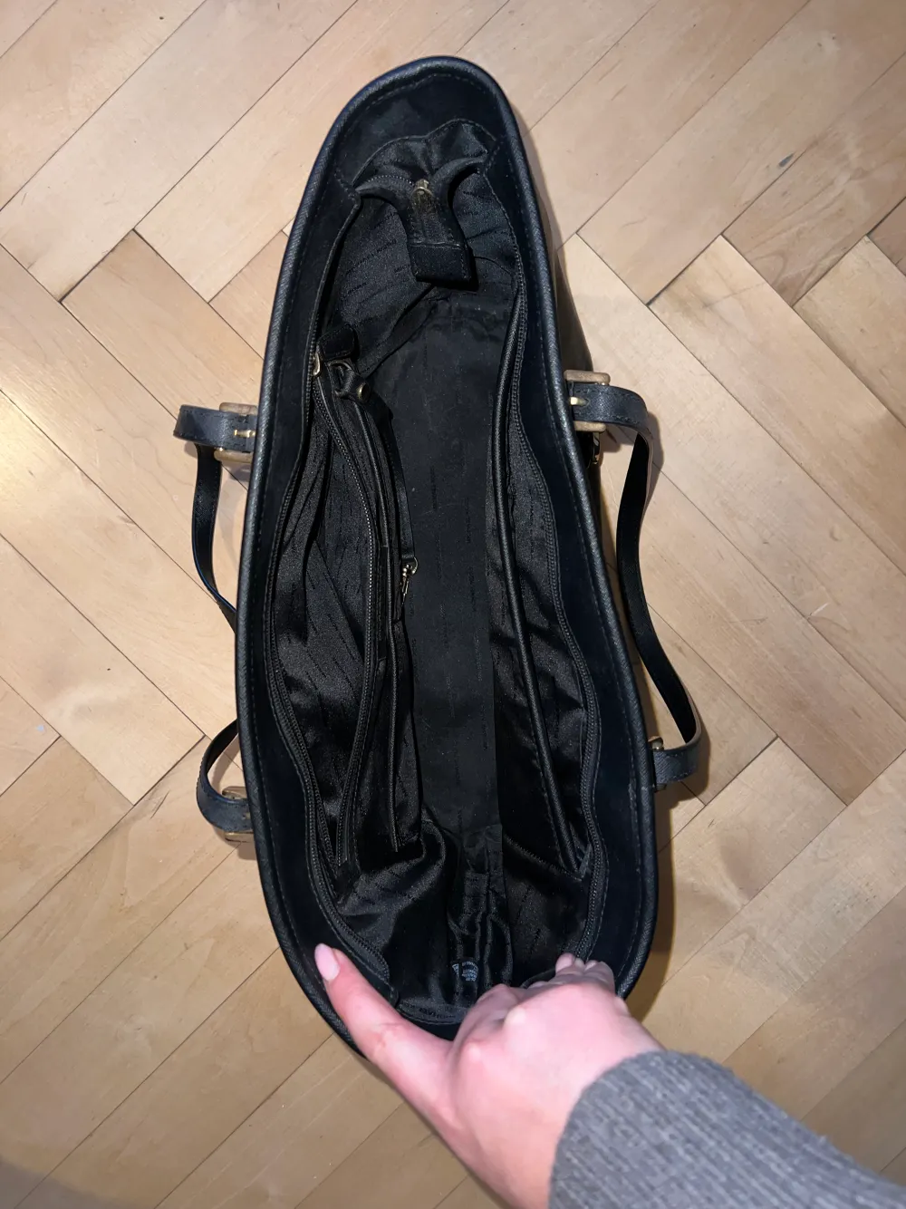 Jet Set leather handbag från Michael Kors! super skick och endast använd fåtal gånger! . Väskor.
