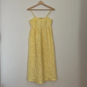 Klänning - Superfinklänning från Monki storlek 34, använd ca 3 gånger.