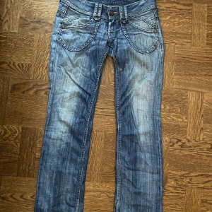 Jeans med coola fickor! - Skit snygga jeans med coola fickor, straight leg och mycket lågmidjade!Köpte dessa jeansen second hand för ett tag sen men har knappt kommit till användning:( Därför säljer jag dom! 