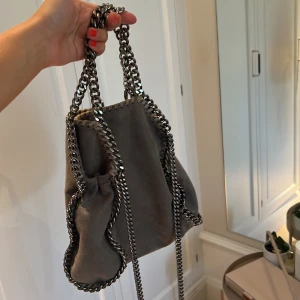 Stella McCartney väska  - Falabella mini tote bag i grå med silvrig kedja. Så fin och bra skick. Nypris : ca 8 000 kr. Säljer för 5 500 kr. 
