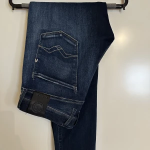 Jeans - Säljer ett par riktigt snygga jeans från Replay. Det är deras Hyperflex så dem har en sjukt behaglig stretch! Jeansen är inte använda mycket alls. Inga skador, fläckar eller går, utan dem är i nyskick!  Storlek: 30