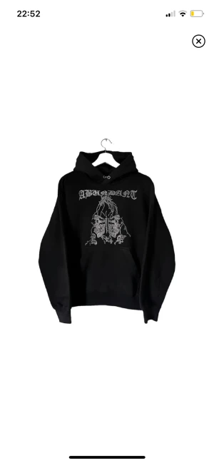 Rhinestones Hoodie - Säljer nu denna supercoola tröjan då jag fick hem den i fel storlek. Skicket är 8/10 Nypriset var 899kr + frakt. Tröjan är unisex och passar både killar och tjejer. Hör av dig vid fler funderingar! FRI FRAKT!