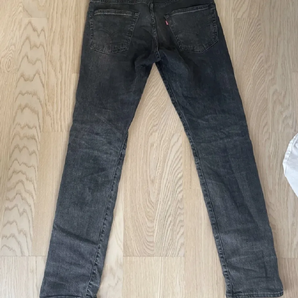 Tjena! Säljer mina levis 502. Hyfsat nya och väldigt fräscha! Hör av er vid intresse. Jeans & Byxor.