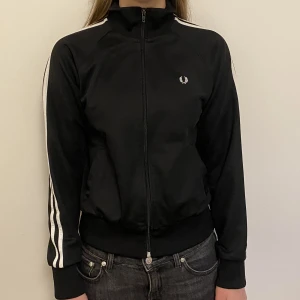 Fred Perry zip up tröja - Säljer denna Fred Perry tröja med dragkedja. 