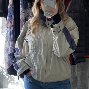 Jacka - Cool jacka med vintage vibe säljes. Strl XL, jag brukar vanligtvis bära M/L men funkade som en oversized jacka på mig. Köparen står för fraktkostnad🤍