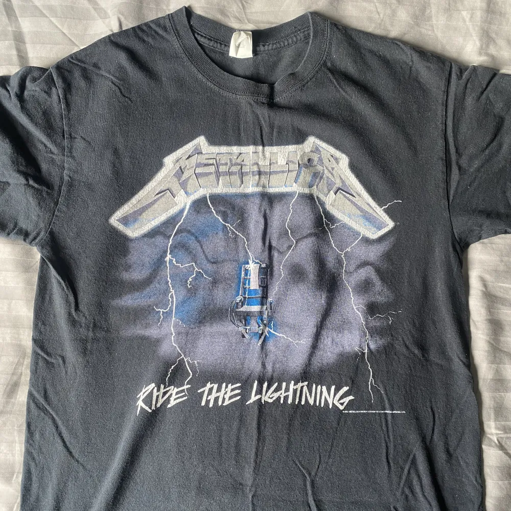 Svart Metallica Tshirt med Ride the lightning motiv på 9/10 skick. T-shirts.