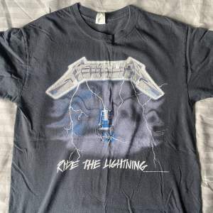 Svart Metallica Tshirt med Ride the lightning motiv på 9/10 skick