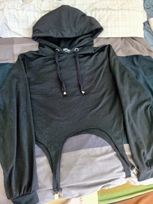 Hoodie Dolls Kill - Kroppad hoodie med klipps från Dolls Kill,storlek 42