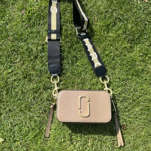 Marc Jacobs snapshot bag - Äkta Marc Jacobs snapshot bag Lite repad på guld detaljerna men annars i bra skick  Dustbag skickas med