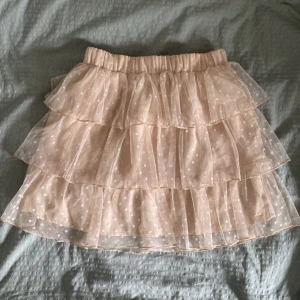 Mini tyll kjol - Kjol från IVIVI som är stl S/M men passar även xs! Super gullig!! Sparsamt anvönd