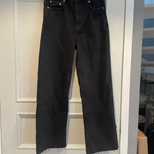 Ett par svarta jeans från lager157 i storlek L. De är helt oanvända. Köptes för 399 men säljer för 100+frakt