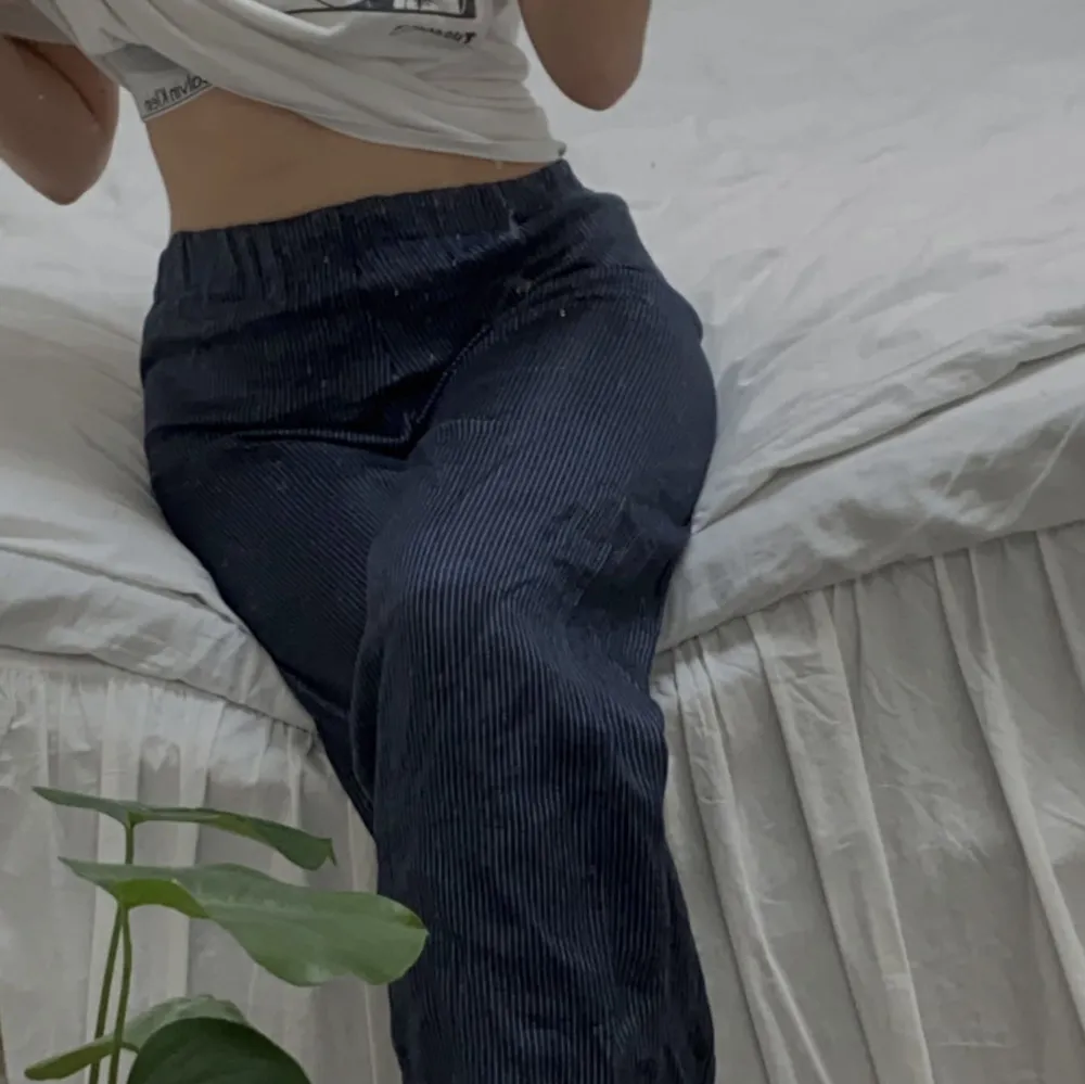 Säljer liknande byxor som de på bilden som jag har sytt själv, rak passform och mörkblå med smala vita ränder❤️. Jeans & Byxor.