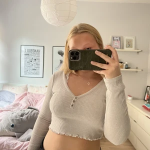 Beige topp - Säljer denna söta ribbade topp då den sällan kommer till användning. 