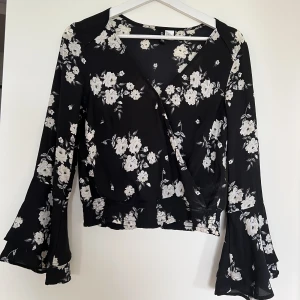 Blommor blus med volangärmar - Blus från h&m med volangärmad 