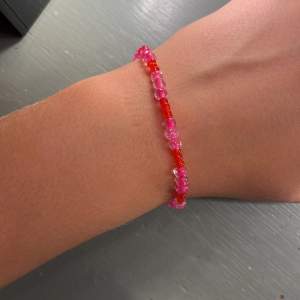 Super fint rosa, rött armband som är superfint! Jag har gjort armbandet själv✨✨