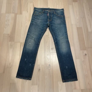 Dsquared byxor - Säljer nu mina mörk blå dsquared byxor i storlek 14 år i modellen slim fit. Ben lägnden är 90 cm och i midjan år det 39 cm 