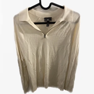 Stickad halfzip - En stickad halfzip från hm, färgen är en vit/offwhite. Väldigt snålt använd.