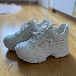 Sneakers Aoyad SX MD Sport - Vita sneakers, använda endast i  filminspelning. Toppskick. Lite små i storlek, snarare 37,5.