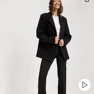 Oversized warm blazer - Säljer denna ”kappan” i kavajmodell som endast avvänds under en höst, nopprig men annars inga defekter. Ifrån Nelly i storlek 36 för 699kr. ❤️🙌🏼