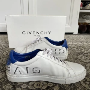 Givenchy sneakers - Köpta 2018 men inte använda sedan 2020 pga för liten storlek. De är i gott skick men är använda under dessa år så det finns lite fläckar. Originallåda medkommer! Nypris 6330 kr😊