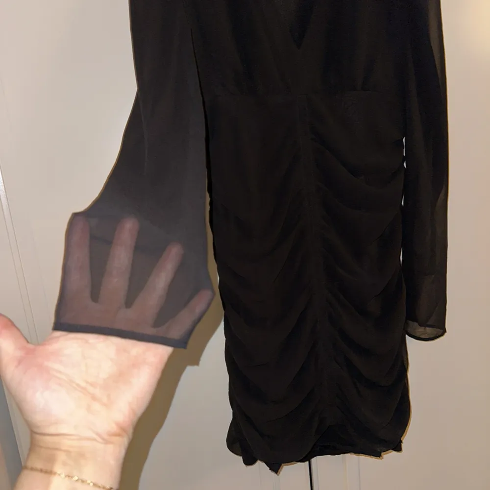 Cocktailklänning med rysch strl 40. Inköpt från H&M, oanvänd. V-ringning. Klänningar.