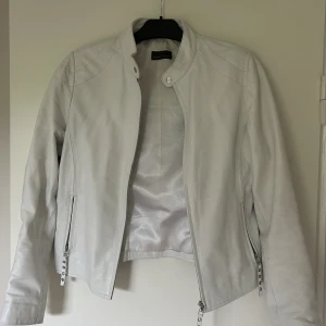 Bikerjacka - Vit bikerjacka🔥✨