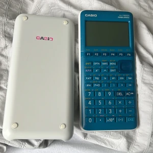 Miniräknare/ grafräknare - Grafräknare och miniräknare. 500kr inköpspris. Batterierna i ingår. Fungerar som ny. Perfekt för er som börjar gymnasiet och måste ha en som kan måla grafer!💕