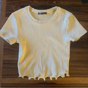 Tryck gärna på ”köp nu” för billigare frakt 🥰Ribbad Pastell-Gul Zara tröja med ”volanger” längst ner. Älskar denna toppen men säljer då den tyvärr inte kommer till användning :( 