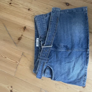 Jeanskjol  - Snygg jeanskjol ifrån pull&bear, knappt använd och därmed väldigt bra kvalite! 