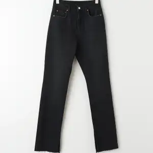 säljer dessa snygga svarta jeans med slits från gina tricot i storlek 36💛 använda få gånger. nypris 500kr
