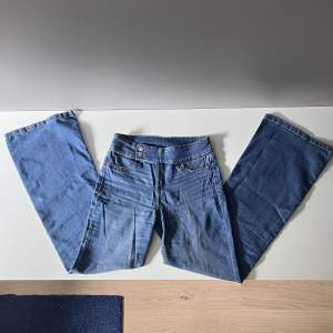 Jeans från H&M som knappast är använd. Innerbens:77 cm. Midjemått: 34 cm rakt över, längst upp på byxorna. Sista bilden är från deras hemsida, fast i en annan färg :)
