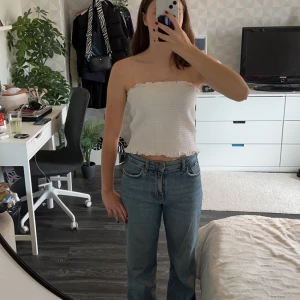 Bandaue topp  - Vit bandeau topp i stretchigt material från Hm i stl M. Säljer för att jag inte använder den längre. 