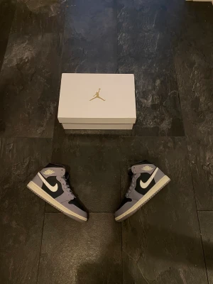 Jordan  - Jordan 1 mid cement grey   Storlek: 36,5 Cond: 10/10 (brand new) Pris: 1999kr